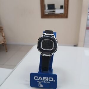 Reloj digital Casio LW-204-1AVDF en color negro mate con detalles oro rosa y pantalla iluminada.