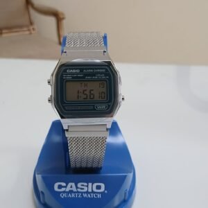 Reloj digital Casio Vintage A158WEM-3DF unisex con correa de acero inoxidable y pantalla espejo color verde aqua.