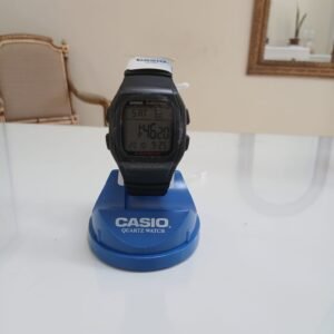 Reloj digital Casio W-96H-1BVDF para hombre en resina color negro con pantalla de dígitos grandes y detalles grises.