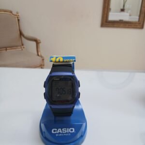 Reloj digital Casio W-96H-2AVDF para hombre en resina color negro con borde azul y pantalla de dígitos grandes.