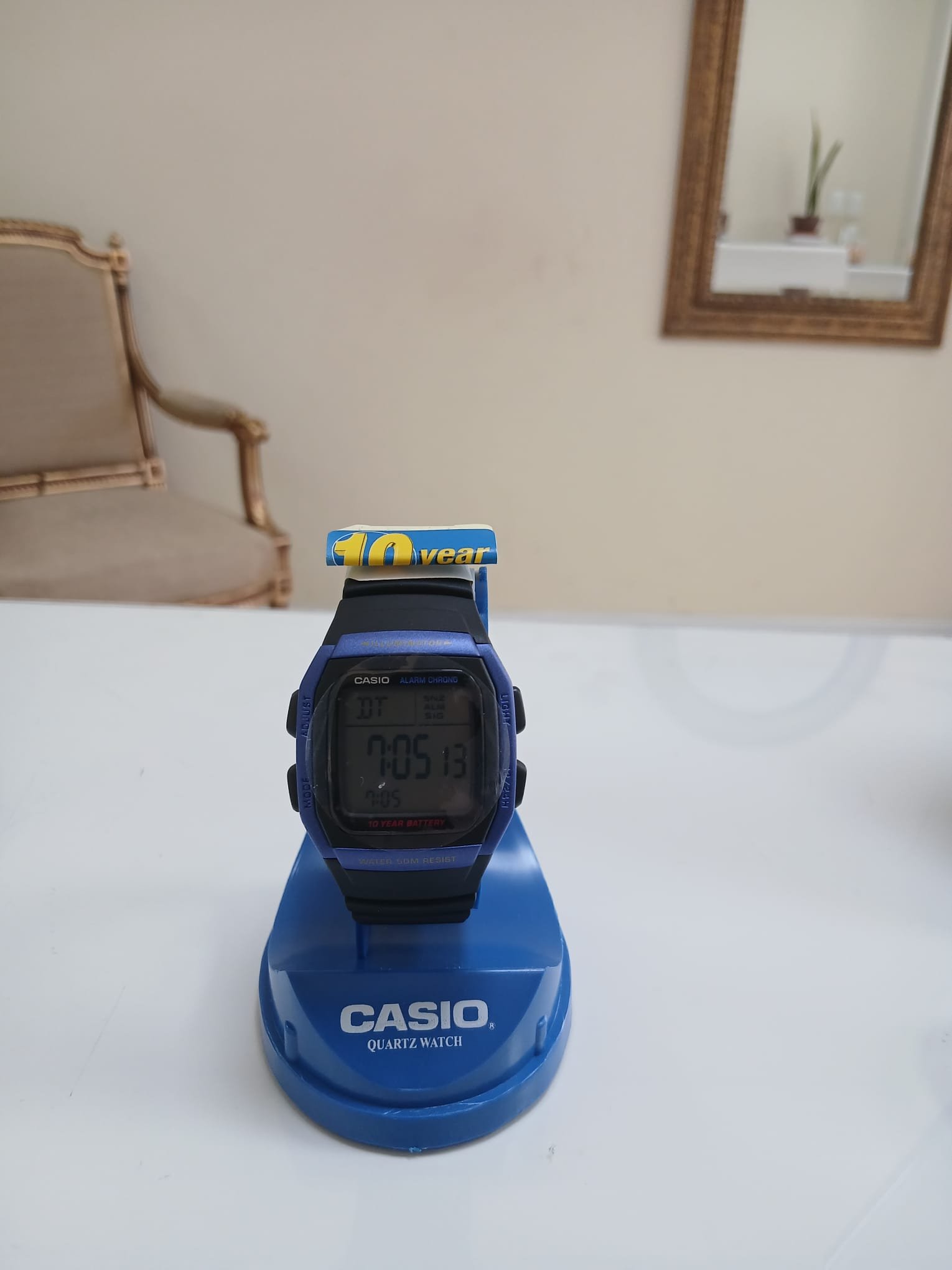 Reloj digital Casio W-96H-2AVDF para hombre en resina color negro con borde azul y pantalla de dígitos grandes.