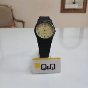 Reloj analógico Q&Q G23A-002VY para hombre con correa de resina negra y esfera color oro de alta visibilidad.