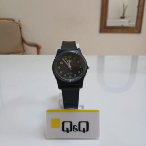Reloj analógico Q&Q G23A-002VY para mujer en resina color negro total con dial de números blancos de alta visibilidad.