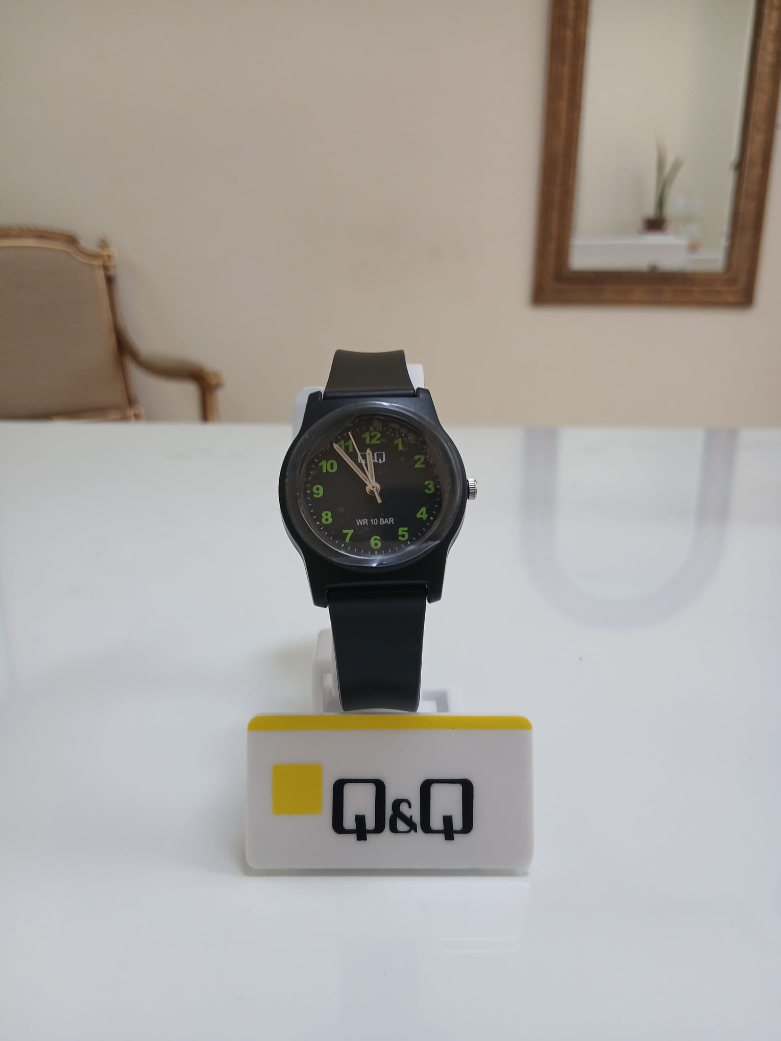 Reloj analógico Q&Q G23A-002VY para mujer en resina color negro total con dial de números blancos de alta visibilidad.