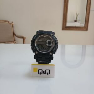 Reloj analógico Q&Q G27A-001VY para hombre en resina color negro con dial de números blancos de alta visibilidad.