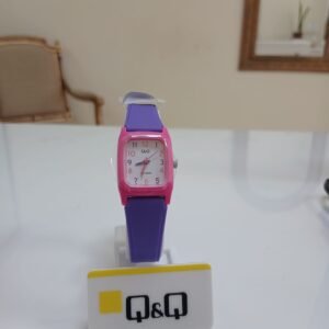 Reloj analógico Q&Q V33A-004VY con caja de resina, correa negra y esfera blanca con números negros de alta visibilidad.