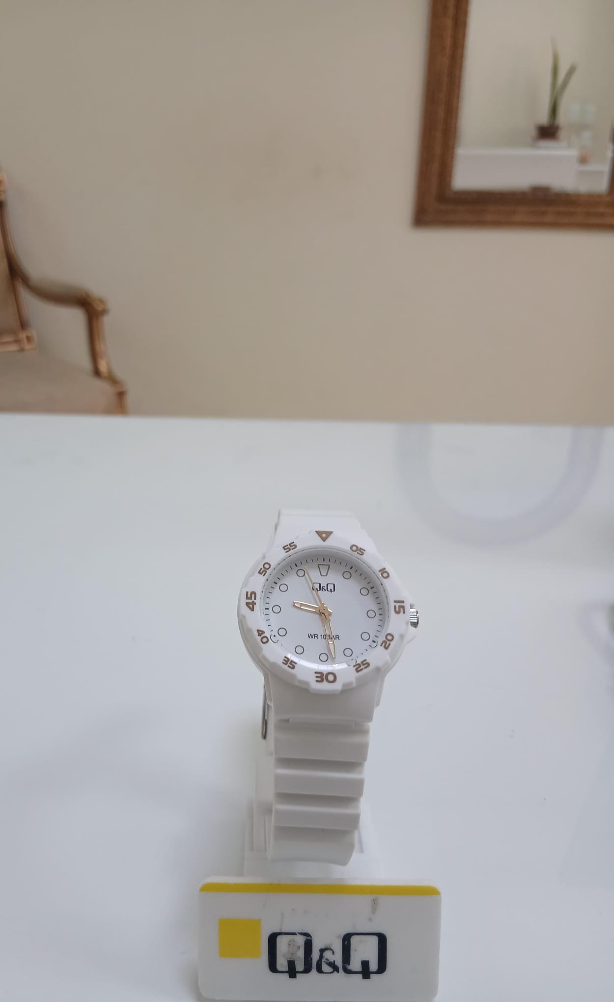 Reloj analógico deportivo Q&Q V07A-002VY en resina color negro con dial de números blancos de alta visibilidad.