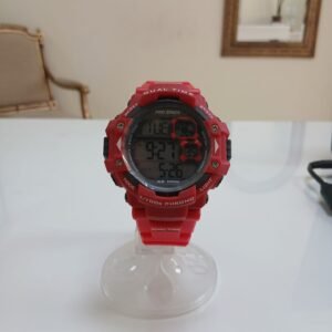 Reloj digital deportivo Strike Watch YP13609 RED en resina color rojo con pantalla LCD de fondo gris.