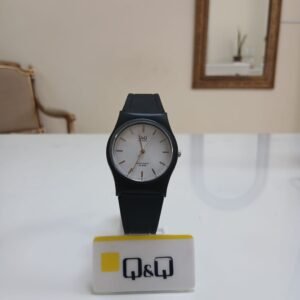 Reloj analógico infantil Q&Q VP34J005Y en resina color negro con agujas e indicadores numéricos en color blanco de alto contraste.