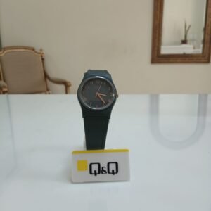 Reloj analógico infantil Q&Q VP34J079Y en resina color negro con agujas e indicadores numéricos en color verde lima.