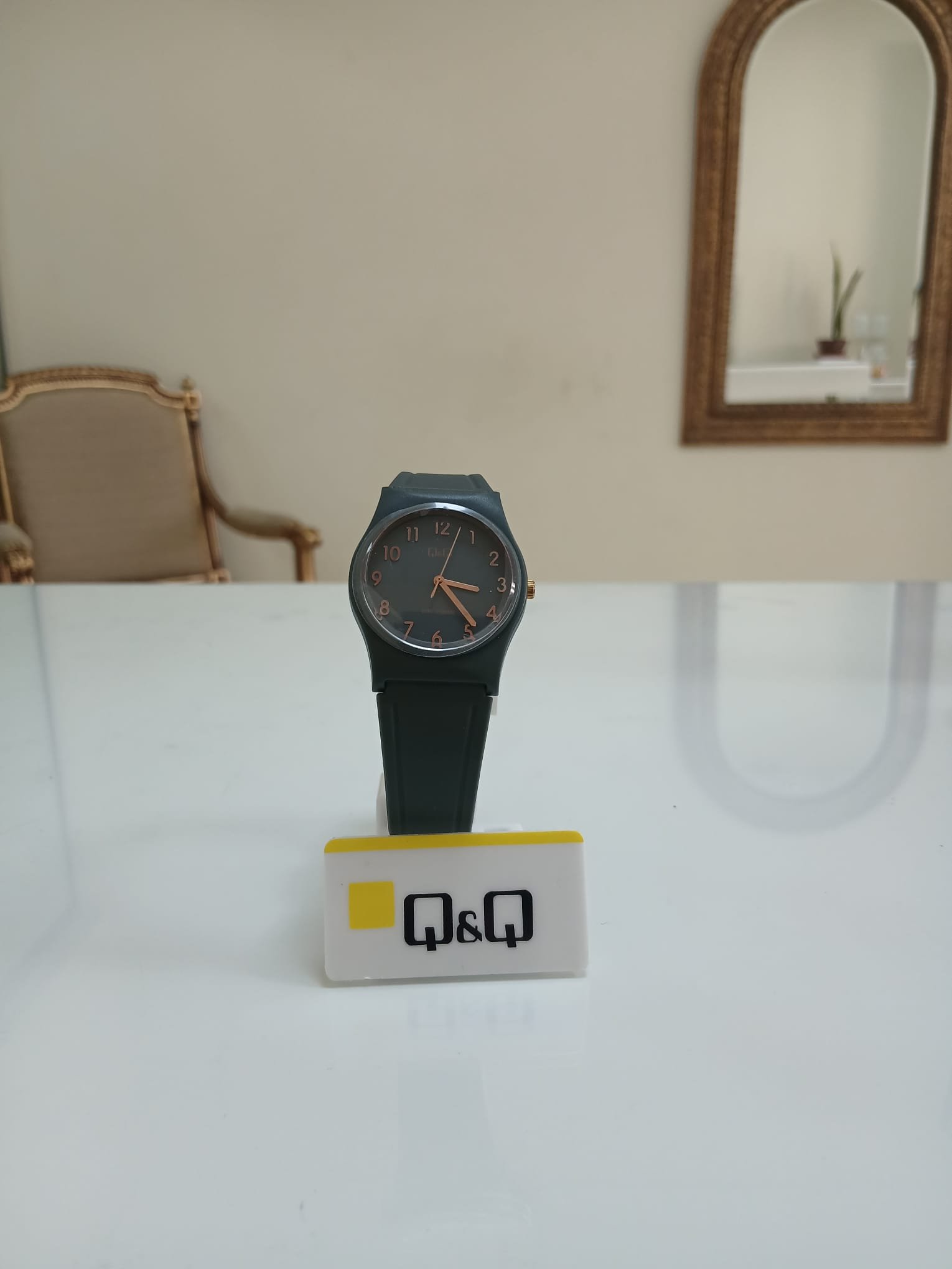 Reloj analógico infantil Q&Q VP34J079Y en resina color negro con agujas e indicadores numéricos en color verde lima.