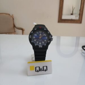 Reloj analógico infantil Q&Q VR18J005Y en resina color azul marino con agujas e indicadores en color verde lima y blanco.