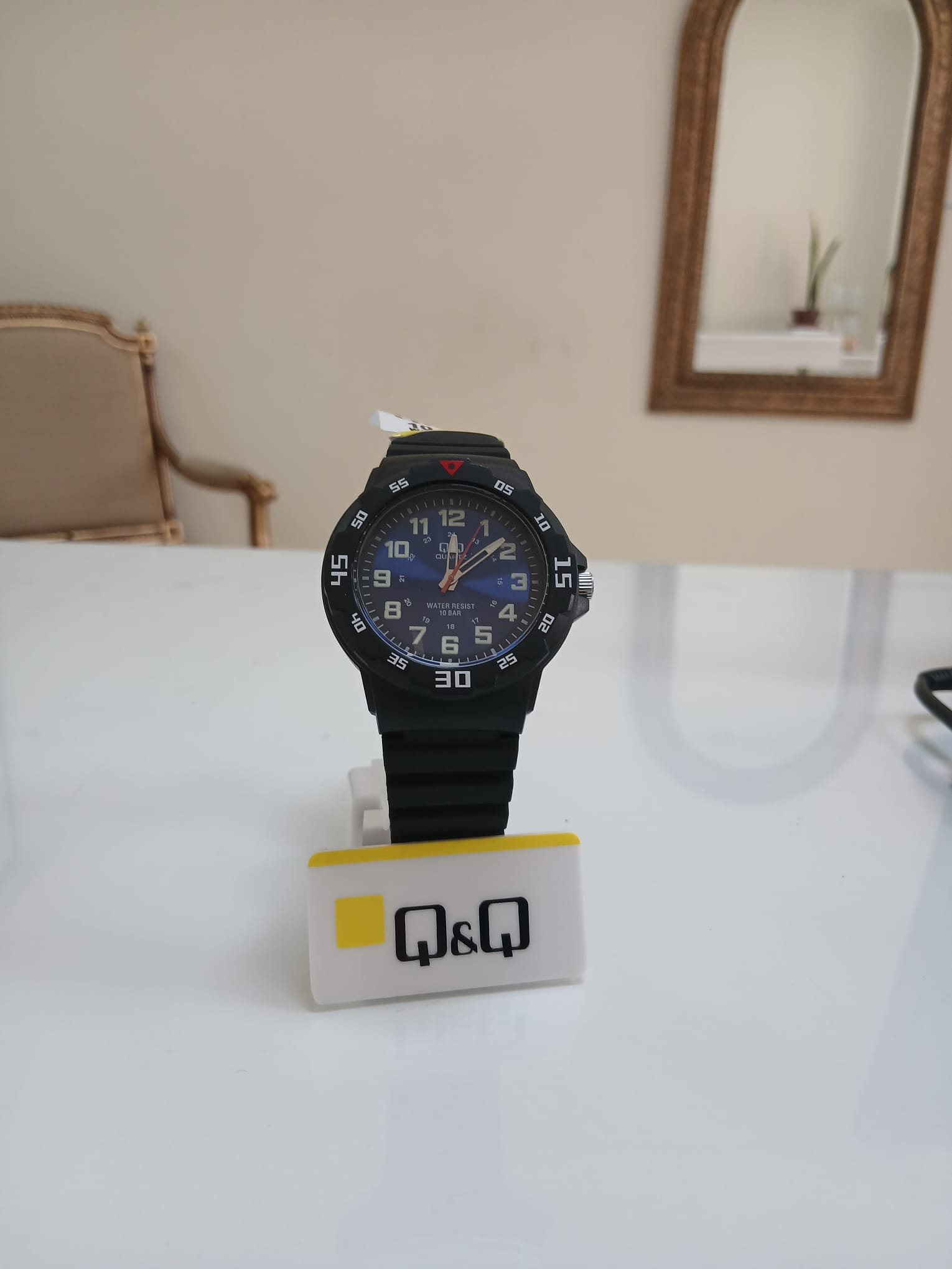 Reloj analógico infantil Q&Q VR18J005Y en resina color azul marino con agujas e indicadores en color verde lima y blanco.